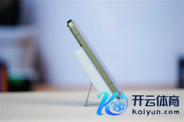 支架+磁吸+快充三合一!小米磁吸充电宝图赏