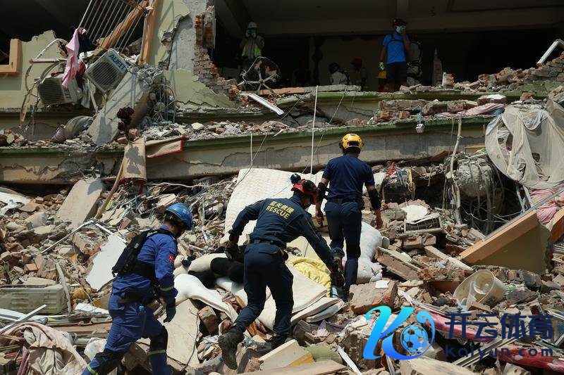 3月30日，在缅甸曼德勒太空别墅公寓建筑群，赞助队及志愿者沿途开展赞助活动。新华社